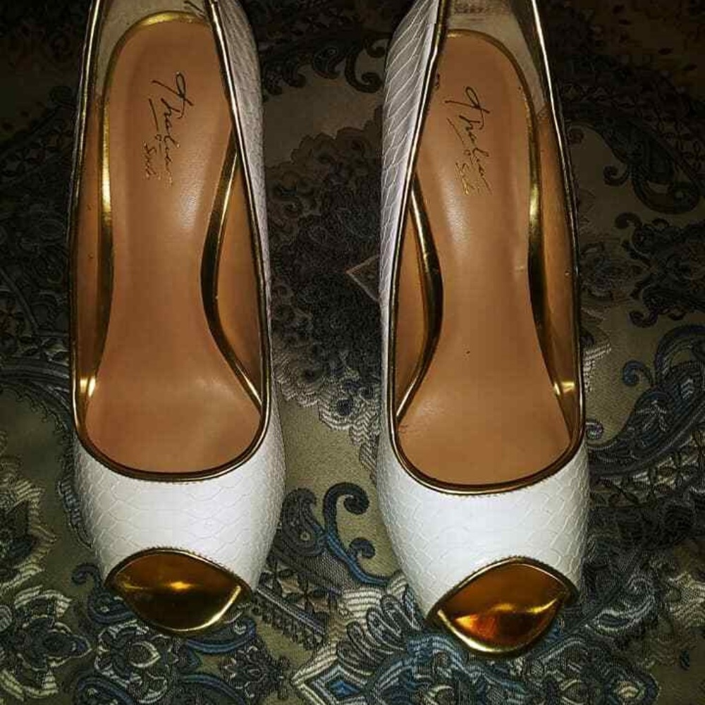 Thalia Sodi Cereza White peep toe pumps Gold Trim